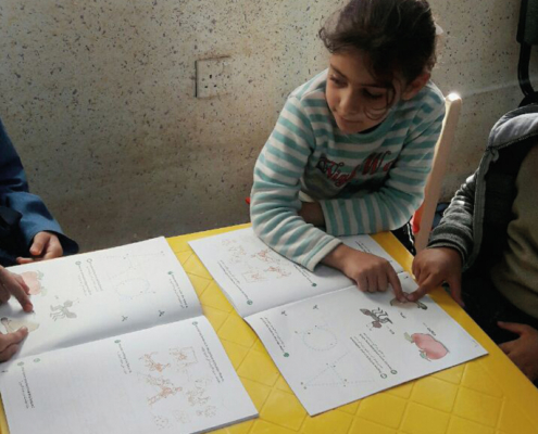 Kinder lernen neue Wörter und schreiben, Flüchtlinge in Jordanien