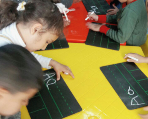 Lehrhefte zur Alphabetisierung von Kindern wurden in Arabisch und Englisch entwickelt