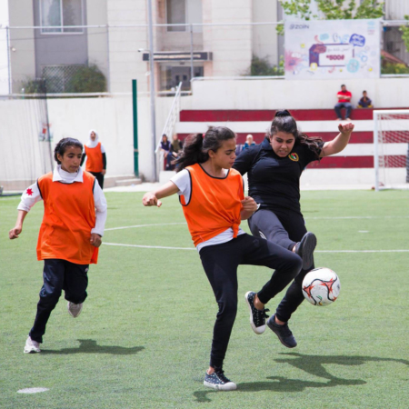 Beim Fußball wird nicht nur körperlich trainiert, sondern auch Teamgeist und Durchsetzungsvermögen