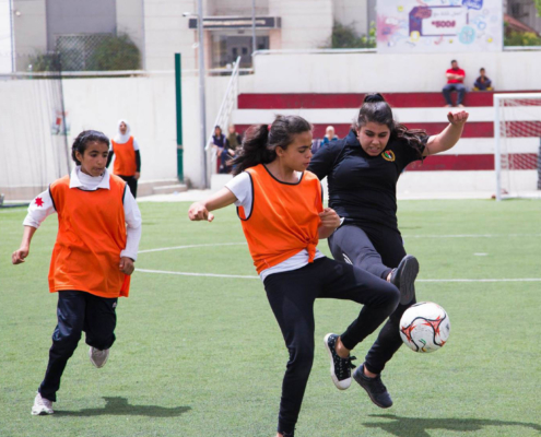 Beim Fußball wird nicht nur körperlich trainiert, sondern auch Teamgeist und Durchsetzungsvermögen