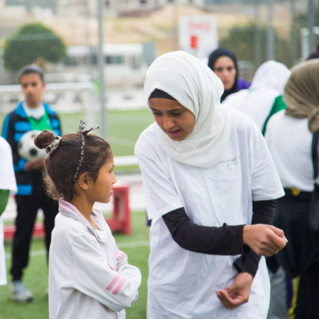 Austausch zwischen zwei Mädchen auf dem Fußballfeld, Jordanien