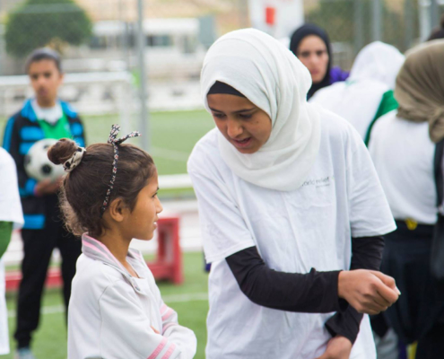 Austausch zwischen zwei Mädchen auf dem Fußballfeld, Jordanien