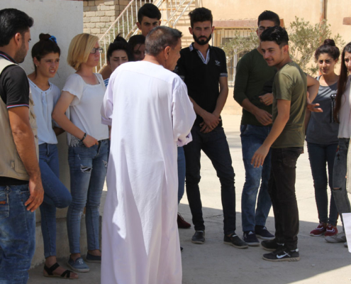Junge Menschen bei einem friedlichen Dialog im Irak