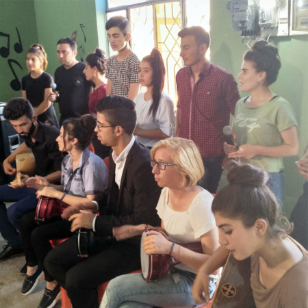 Musik verbindet Menschen: junge Erwachsene im Irak