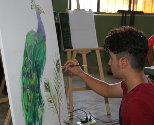 Pfau, gemalt von einem jungen Erwachsenen im Irak