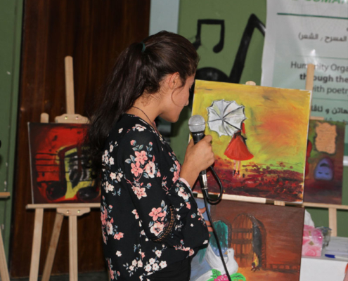 Junge Frau spricht über ein Gemälde, Irak