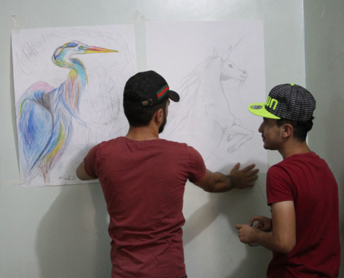 Zeichnen für den Frieden, junge Erwachsene nehmen an Kunstprojekt teil