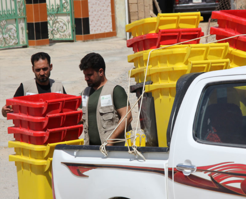 Ankunft von neuen Mülltonnen im irakischen Bezirk