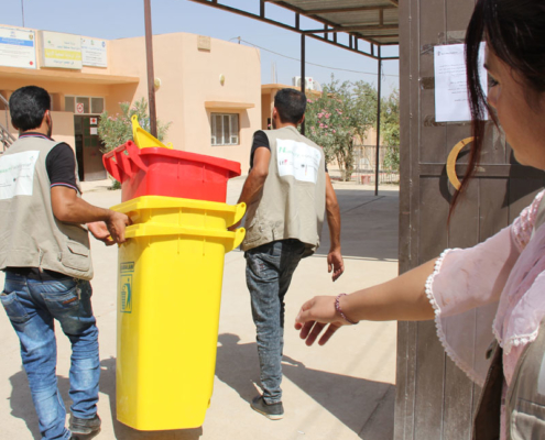 Ankunft neuer Mülltonnen für den Bezirk im Irak