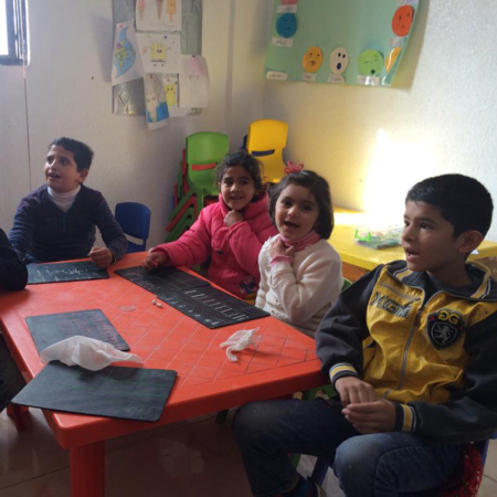 Winterhilfe in Jordanien: Kinder lernen lesen und schreiben