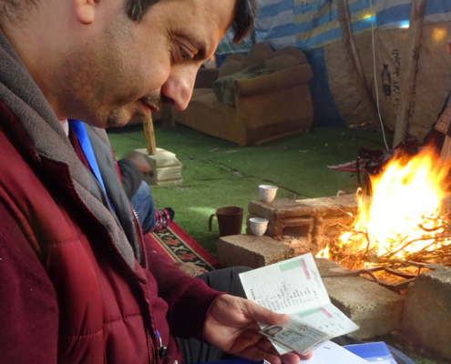 Winterhilfe in Jordanien: Unser Mitarbeiter registriert die Familie