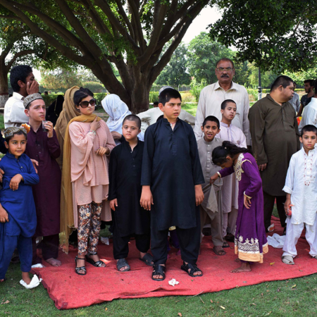 Behinderte Kinder in Pakistan auf einem Fest, Gruppenbild
