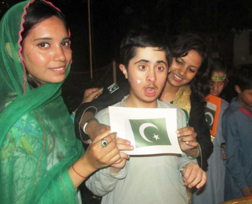 Kinder mit pakistanischer Flagge