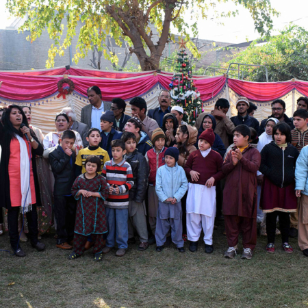 Familien in Pakistan auf einem Fest