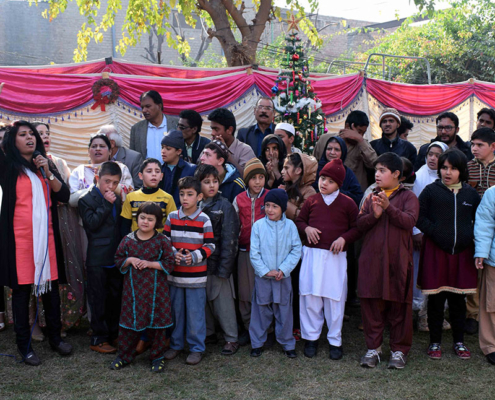Familien in Pakistan auf einem Fest