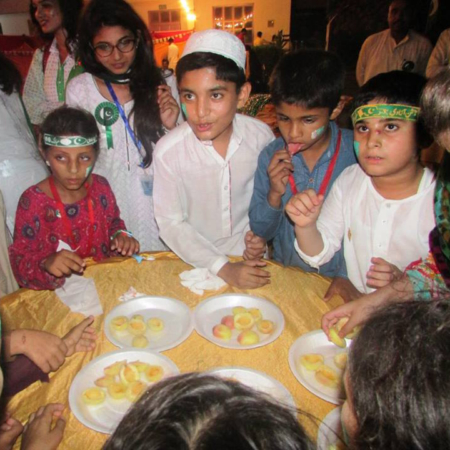 Pakistan: Kinder beim Essen während eines Fests