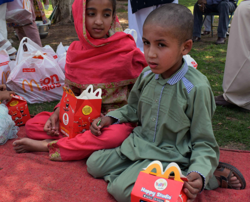 Gemeinsames Picknick in Pakistan, Hilfe für Kinder