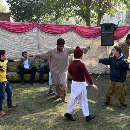 Gemeinsam tanzen in Pakistan, Kinder und Erwachsene