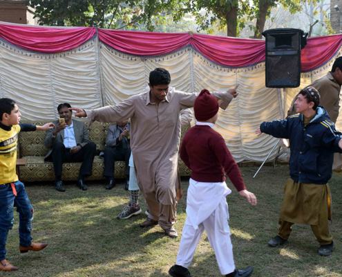 Gemeinsam tanzen in Pakistan, Kinder und Erwachsene