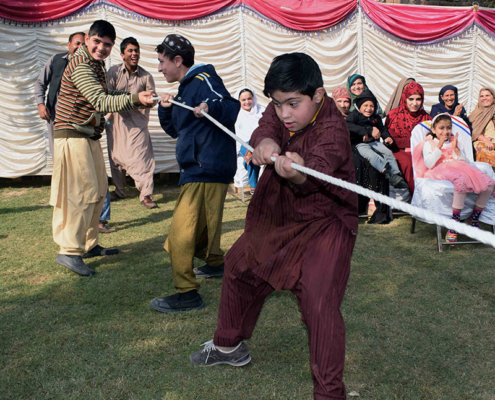 Spielen fördert den Zusammenhalt: Jungs beim Tauziehen in Pakistan