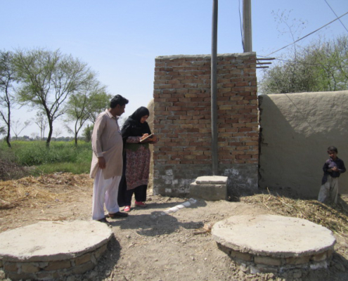 Pakistan: Familie mit neu gebauter Sanitäranlage
