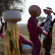 Pakistan: Transport von Wasser über das Land