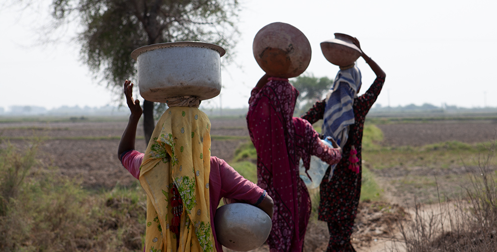 Pakistan: Transport von Wasser über das Land