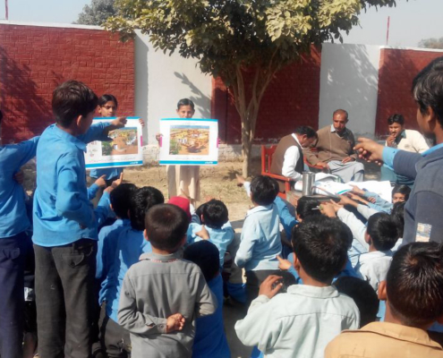 Kinder in Pakistan lernen über die Wichtigkeit von sauberem Trinkwasser
