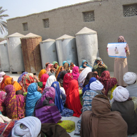 Frauen in Pakistan lernen über die Wichtigkeit von sauberem Trinkwasser