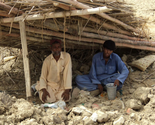 Pakistan: viele Menschen leben in provisorischen Unterkünften mit wenig Schutz und ohne Zugang zu sauberem Trinkwasser