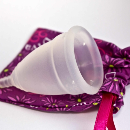 Sicheres Auffangen: Verwendung von Silikontassen während der Menstruation