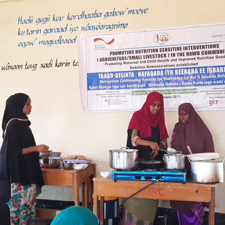 gesundes_essen-essen_wird_verteilt